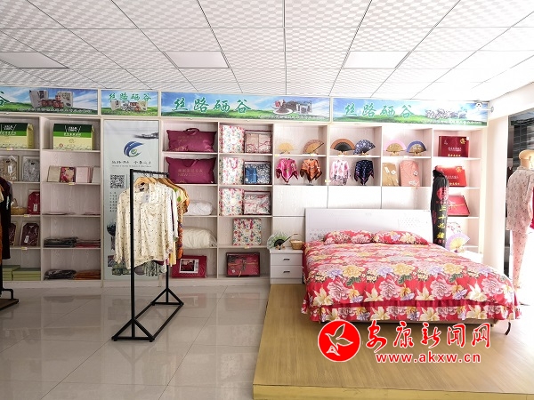 池河鎮(zhèn)遠教扶貧電商示范店-絲綢展品.jpg