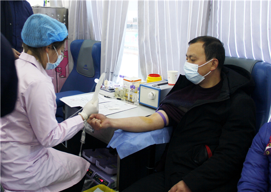 “讓愛暖冬”無償獻(xiàn)血活動(dòng)走進(jìn)白河縣中廠鎮(zhèn)同心社區(qū)