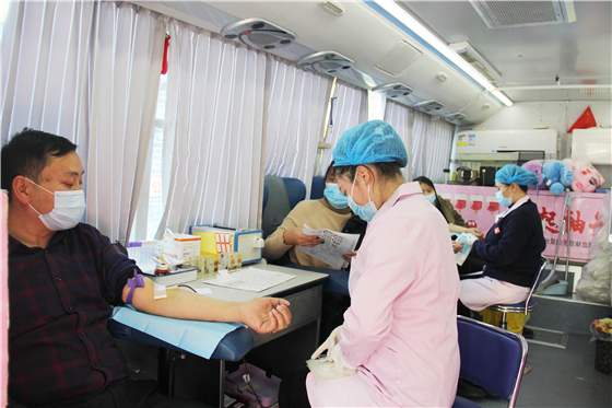 “讓愛暖冬”無償獻(xiàn)血活動(dòng)走進(jìn)白河縣中廠鎮(zhèn)同心社區(qū)