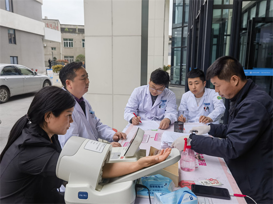 一“臂”之力，踐行醫(yī)者擔(dān)當(dāng)——安康市中心血站聯(lián)合漢濱區(qū)第三人民醫(yī)院開展無償獻(xiàn)血活動