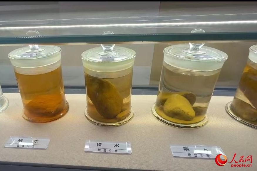 白河縣礦山生態(tài)修復(fù)科普教育示范基地展示的“磺水”。人民網(wǎng)記者 白鴿攝