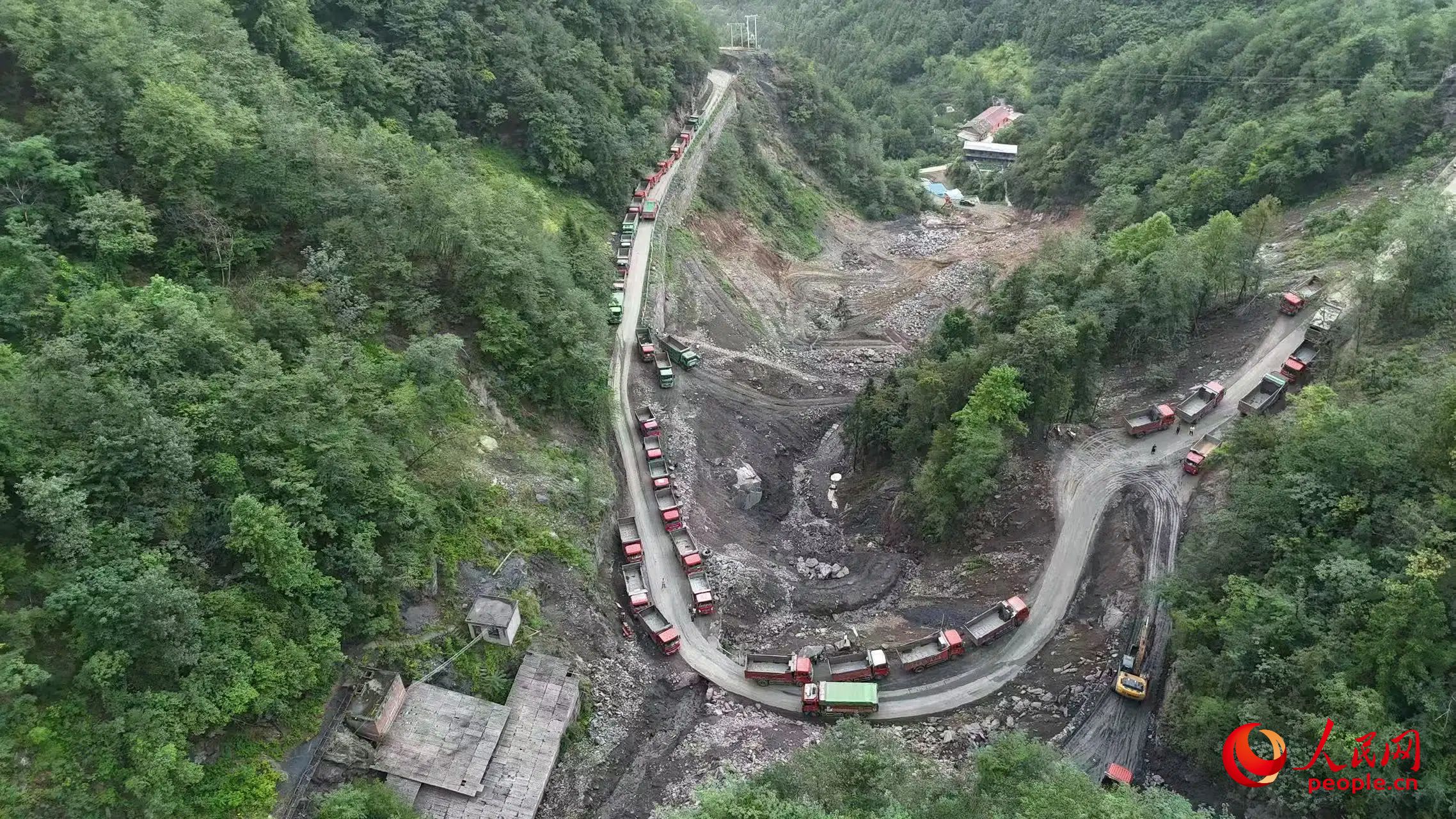 清運(yùn)礦渣的卡車停在工區(qū)。受訪者供圖