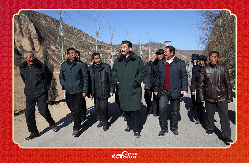 2015年春節(jié)前夕，習近平總書記回到陜西延安梁家河村看望鄉(xiāng)親。