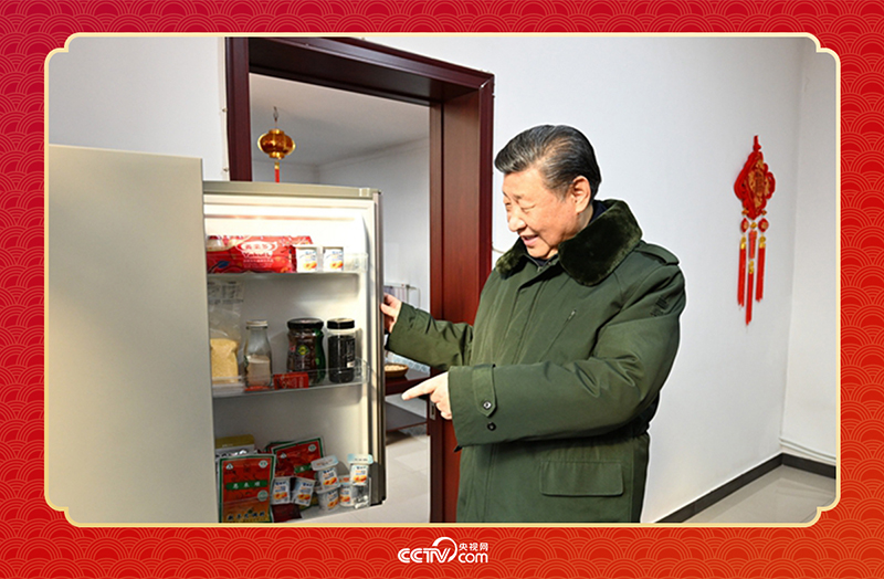 2024年春節(jié)前夕，習近平總書記在天津第六埠村考察時，走進村民杜洪剛家看望。