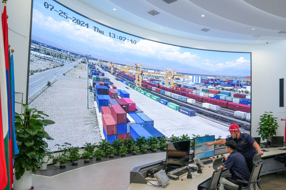 △ 在中哈（連云港）物流合作基地，工作人員通過“中哈物流場站”信息化跟蹤系統(tǒng)查看集裝箱運輸情況（2024年7月25日攝）。