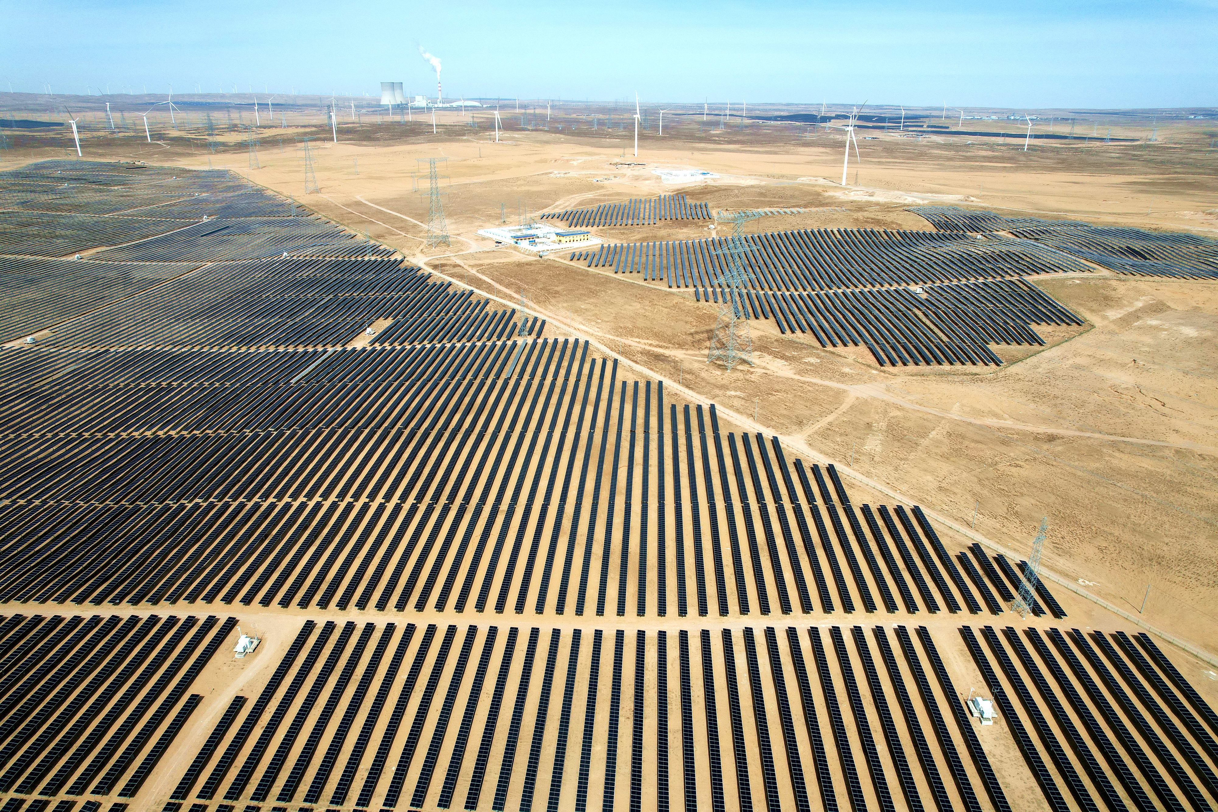 2026年3月18日，寧夏銀川，在靈武市白土崗鄉(xiāng)的一處光伏產(chǎn)業(yè)基地，成片的太陽(yáng)能光伏板匯成一片“藍(lán)色海洋”。