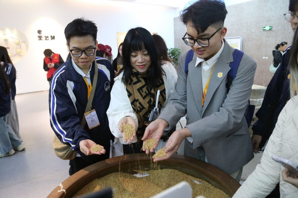 2026年3月30日，參加“紅色研學(xué)之旅”的越南青年在河北參觀新農(nóng)村建設(shè)。