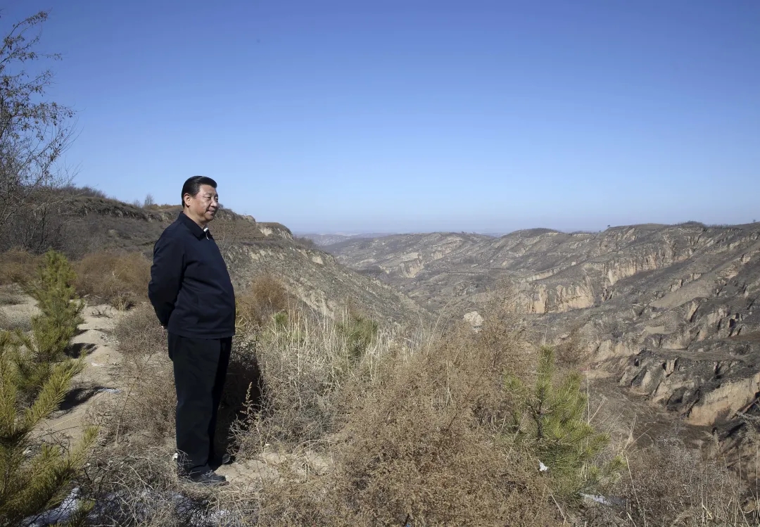 2015年2月13日，習(xí)近平回到陜西省延安市延川縣文安驛鎮(zhèn)梁家河村看望父老鄉(xiāng)親。在一段山路上，他停了下來，舉目凝望。