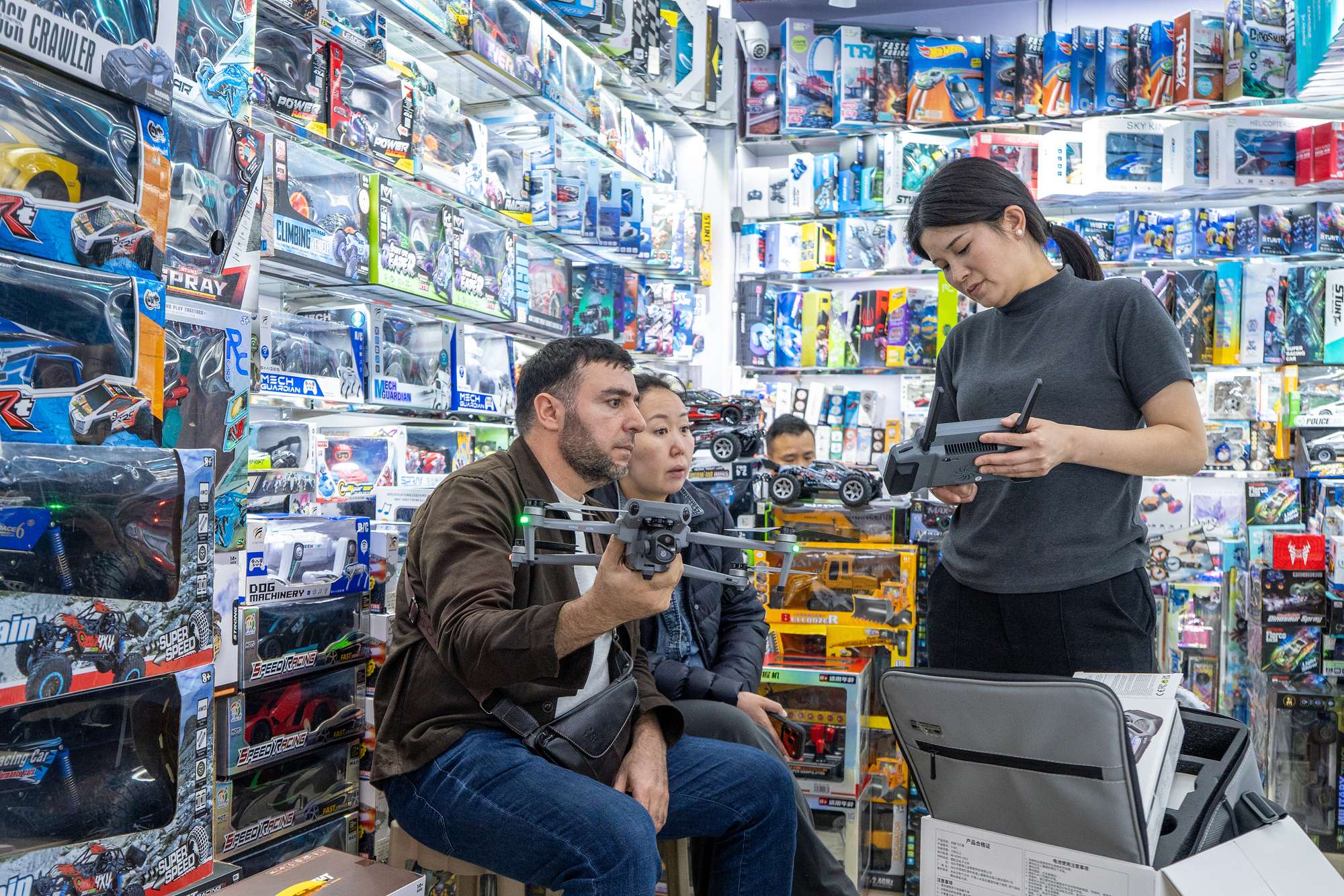 2026年4月1日，外商在浙江義烏國際商貿(mào)城洽談采購小商品。